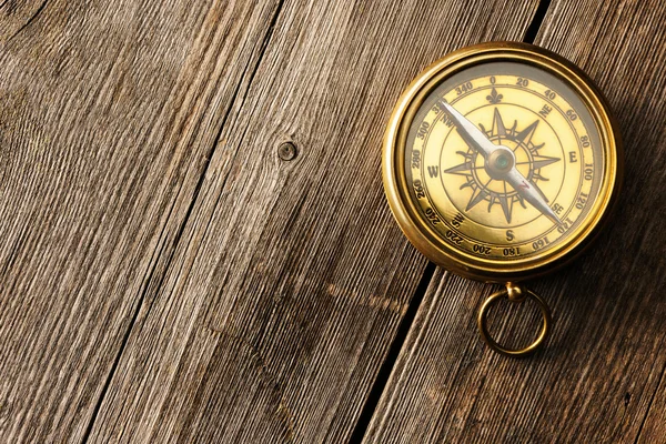 Antieke kompas op houten achtergrond — Stockfoto