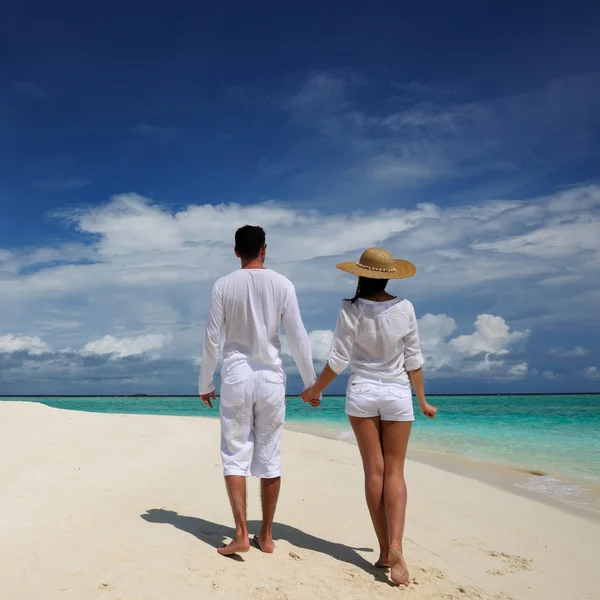 Coppia su una spiaggia alle Maldive — Foto Stock