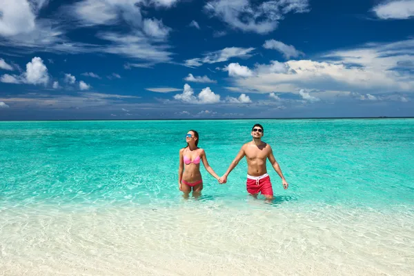 Coppia su una spiaggia alle Maldive — Foto Stock