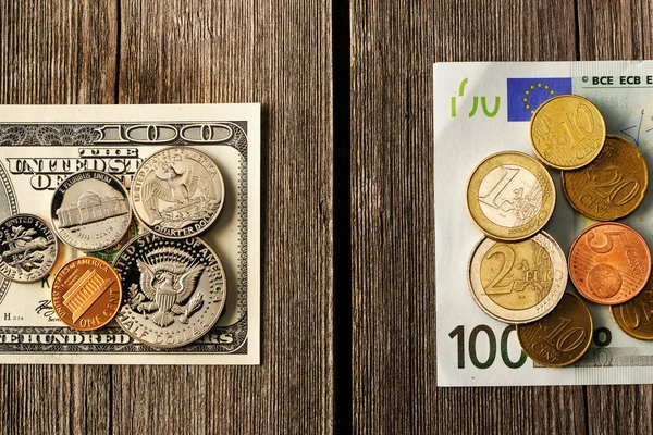 Soldi USA ed euro su fondo di legno — Foto Stock