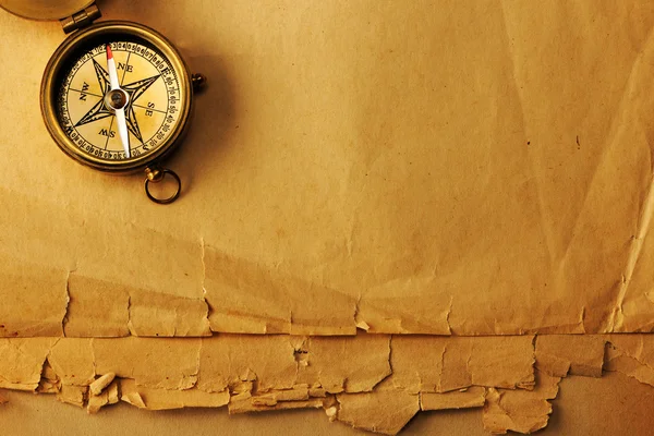 Antik mässing kompass över gammal bakgrund — Stockfoto