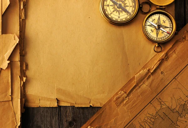 Античный компас над старой картой — стоковое фото