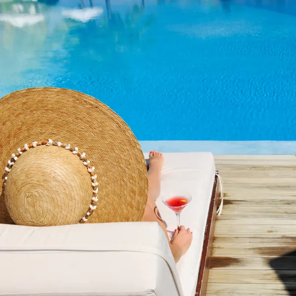 Mujer en la piscina con cóctel cosmopolita —  Fotos de Stock