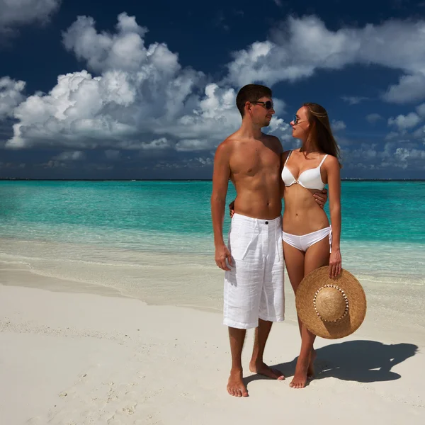 Casal em uma praia em Maldivas — Fotografia de Stock
