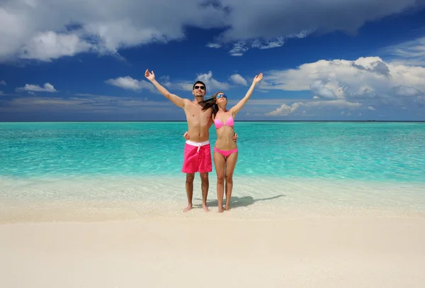 Casal em uma praia em Maldivas — Fotografia de Stock