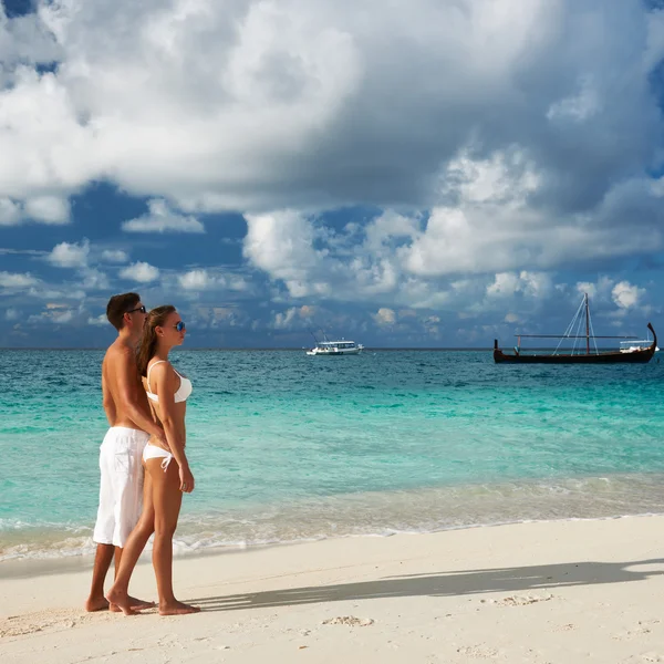 情侣在马尔代夫的海滩上 — 图库照片