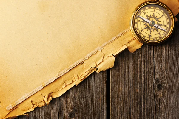 Античний латунний компас на старому тлі — стокове фото