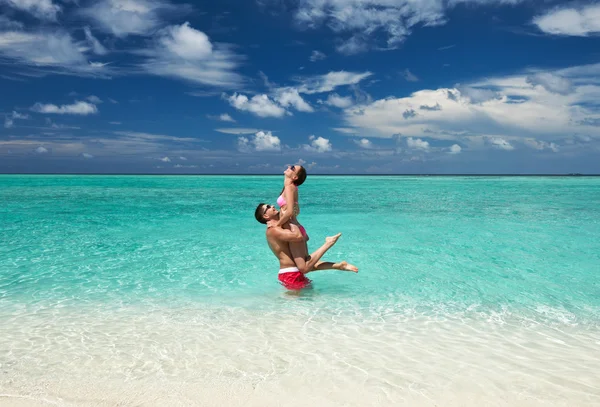 Pareja en una playa en Maldivas —  Fotos de Stock