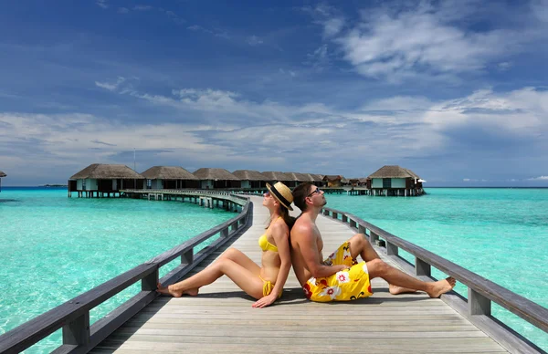 Pár na pláži molo na Maledivy — Stock fotografie