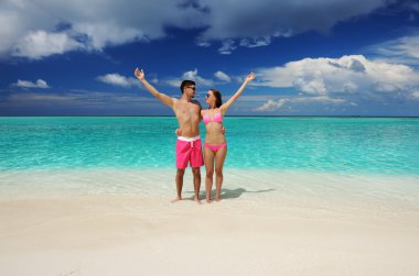 Maldivler bir plajda couple