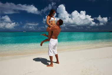 Maldivler bir plajda couple