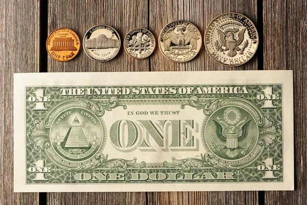 Dinheiro dos EUA sobre fundo de madeira — Fotografia de Stock