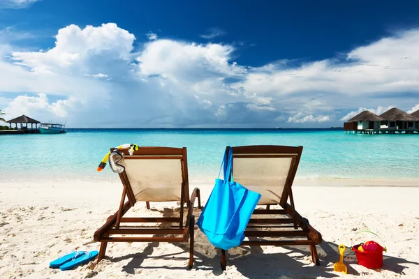 Tropisch strand met chaise lounge — Stockfoto