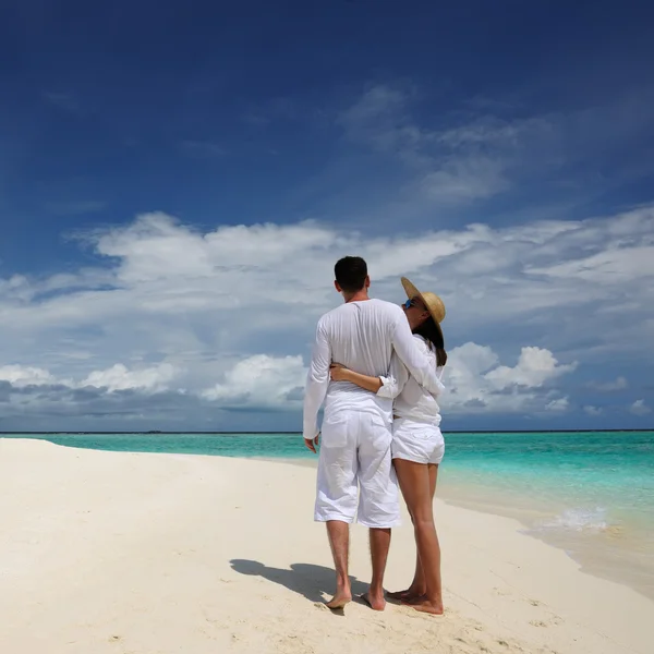 Maldivler bir plajda couple — Stok fotoğraf