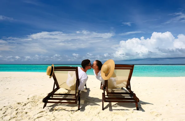 Par på en strand — Stockfoto