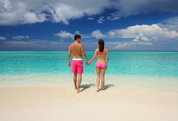 Casal em uma praia em Maldivas — Fotografia de Stock