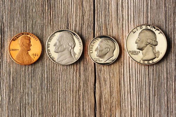 私たちの木製の背景上のセントの硬貨 — ストック写真