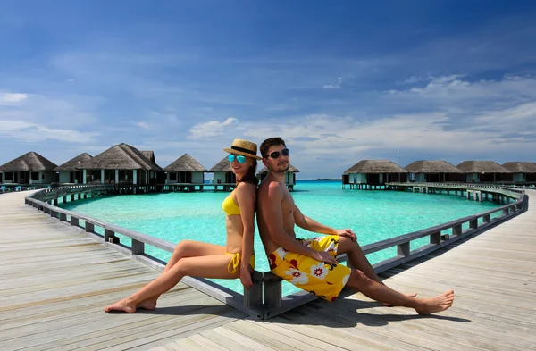Pareja en un muelle de playa en Maldivas — Foto de Stock