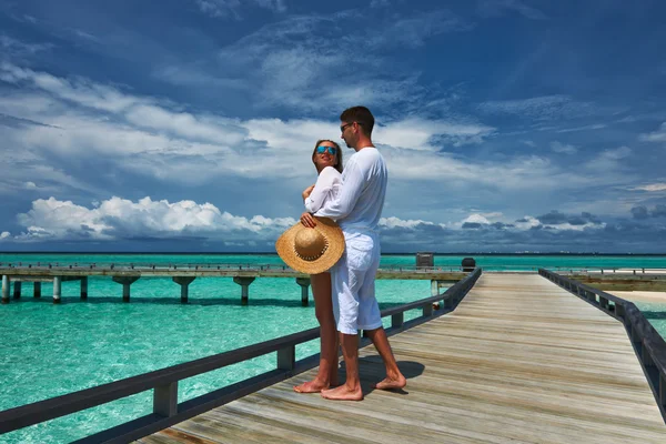Koppel op een steiger strand op de Malediven — Stockfoto