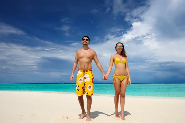 Casal em uma praia em Maldivas — Fotografia de Stock