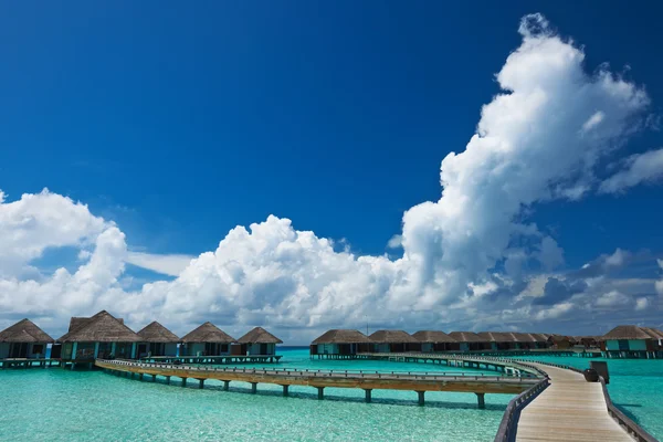 Schöner Strand mit Wasserbungalows — Stockfoto