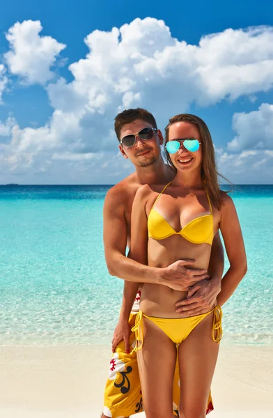 Casal em uma praia em Maldivas — Fotografia de Stock