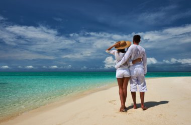 Maldivler bir plajda couple