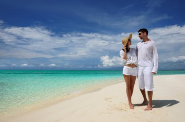 Maldivler bir plajda couple