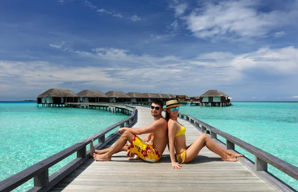 Coppia su un pontile alle Maldive — Foto Stock