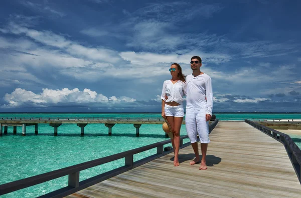 Couple sur une jetée de plage aux Maldives — Photo