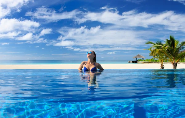 Mujer junto a la piscina — Foto de Stock