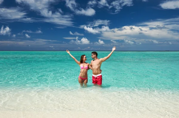 Koppel op een strand op de Malediven — Stockfoto