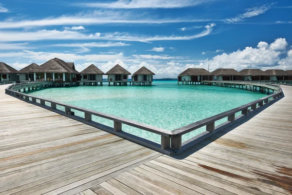 Praia bonita com bungalows de água — Fotografia de Stock