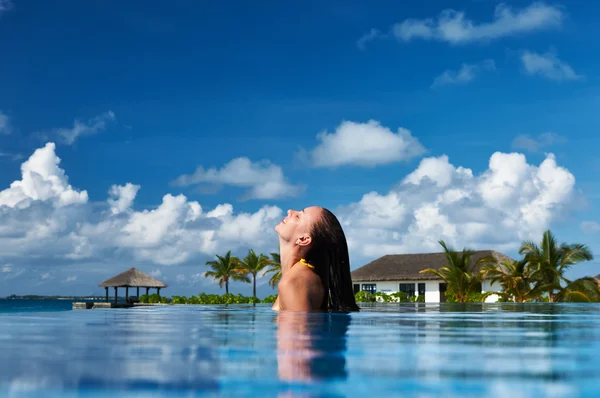 Femme au bord de la piscine — Photo