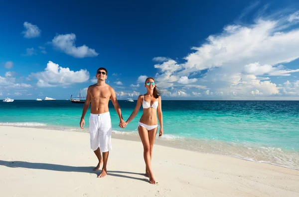 Casal em uma praia em Maldivas — Fotografia de Stock