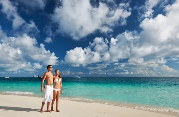 Casal em uma praia em Maldivas — Fotografia de Stock