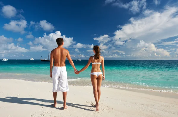 Casal em uma praia em Maldivas — Fotografia de Stock