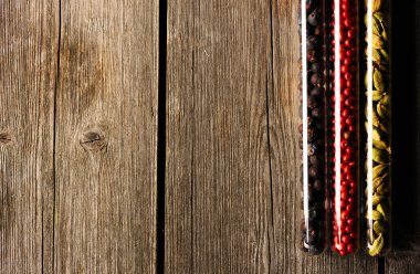 ahşap masa üzerinde şişeler içinde baharatlar