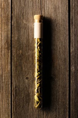 ahşap masa üzerinde ölçek kakule