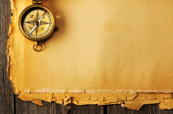 Antieke koperen kompas over oude achtergrond — Stockfoto