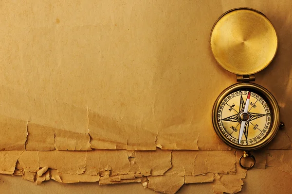 Starožitný mosazný kompas starý pozadí — Stock fotografie