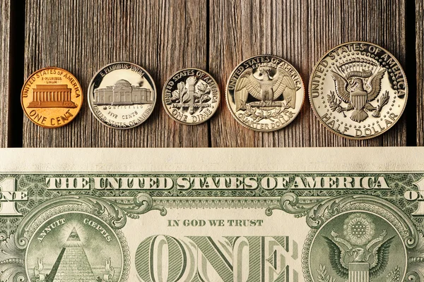 Dinero estadounidense sobre fondo de madera —  Fotos de Stock