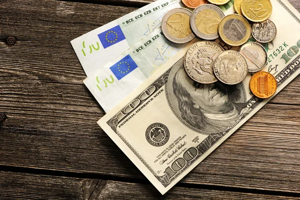 Soldi USA ed euro su fondo di legno — Foto Stock