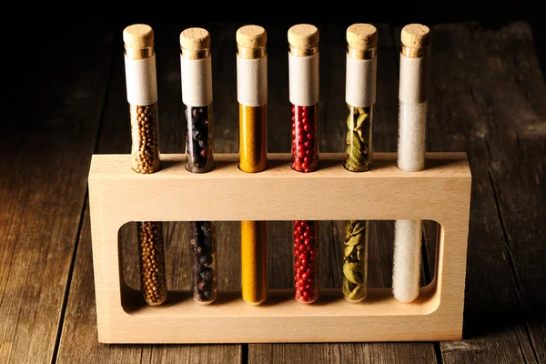 Especiarias em copos na mesa de madeira — Fotografia de Stock