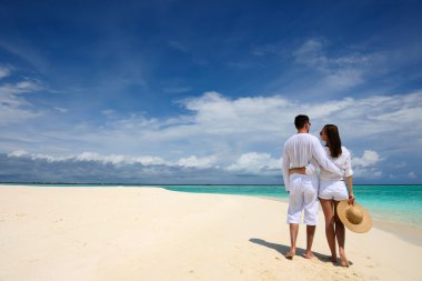 Maldivler bir plajda couple