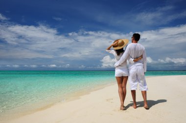 Maldivler bir plajda couple