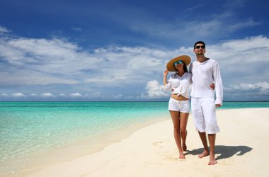Maldivler bir plajda couple