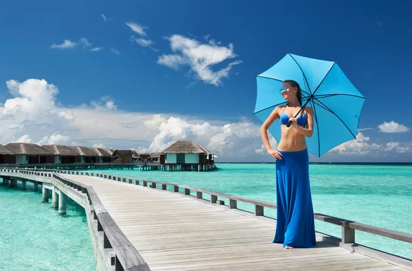 Mujer en un embarcadero de playa en Maldivas —  Fotos de Stock