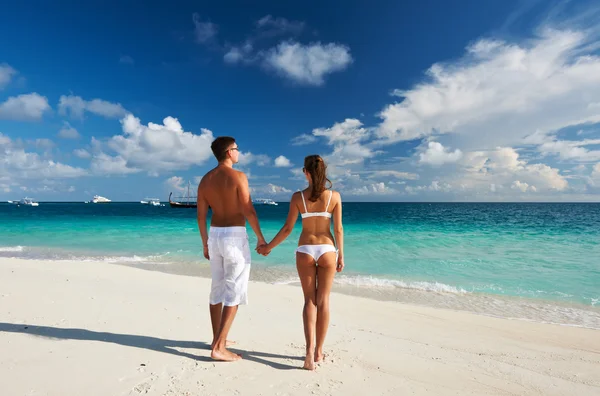 Couple sur une plage aux Maldives — Photo