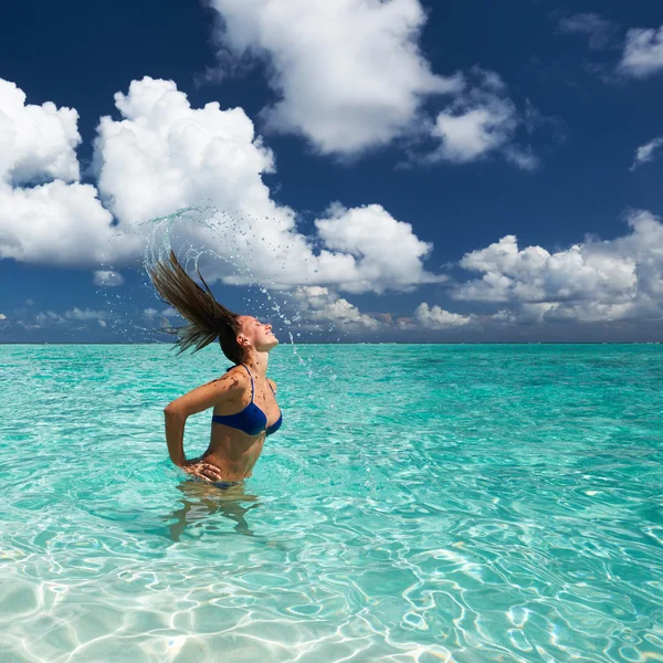 女性の髪の海で水のしぶき — ストック写真